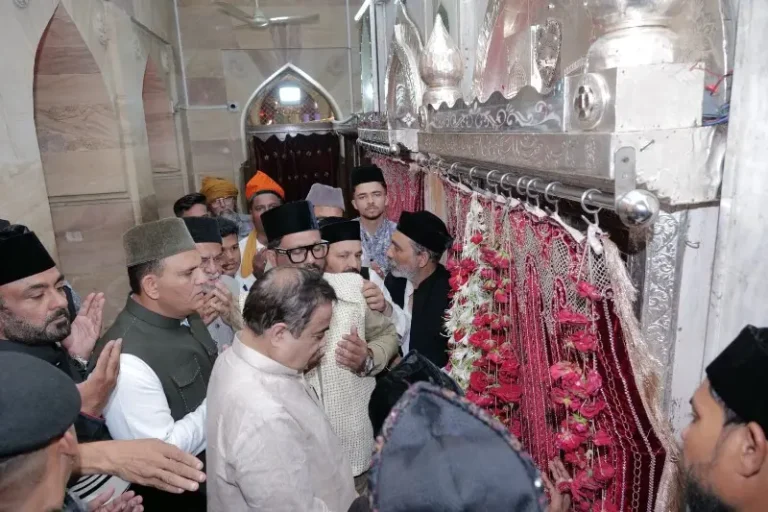 बाबा के पैसों पर नजर रखने वालों का भला नहीं होगा – गडकरी