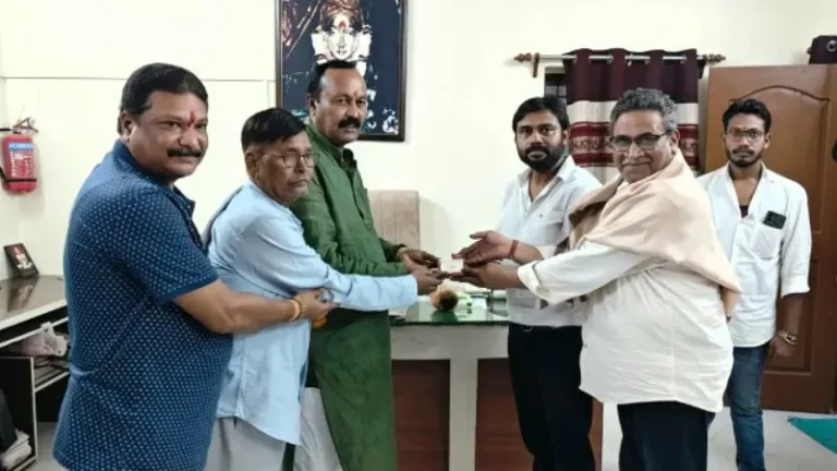 अमोल इंडस्ट्रीजकडून जगदंबा संस्थानला दीड किलो चांदी अर्पण
