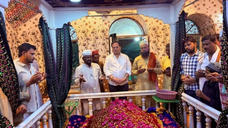 153 व्या उर्सनिमित्त नगराध्यक्ष अजय अग्रवाल यांची चादरपोशी