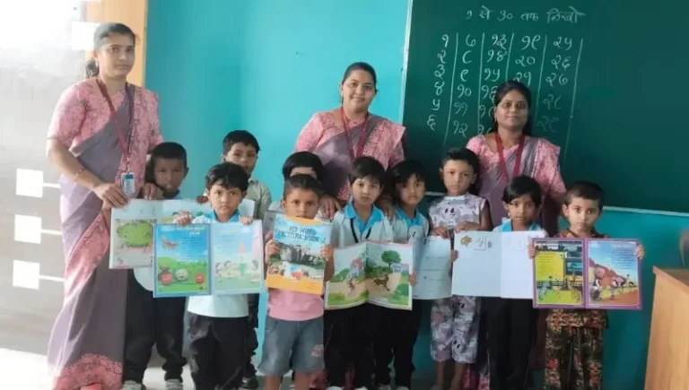 इलाईट पब्लिक स्कूल चाचेर येथे पाठ्यपुस्तकाचे वितरण 