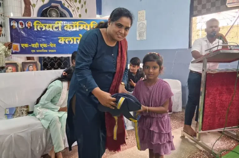 ‘एक वही, एक पेन’ उपक्रमातून ३०० गरजू विद्यार्थ्यांना शैक्षणिक साहित्याचे वाटप