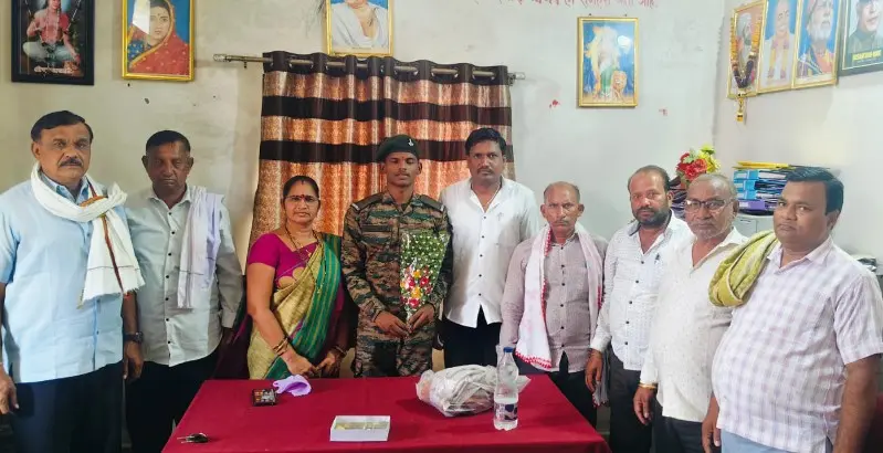 नांदगाव येथे सैन्यदलात निवड झालेल्या युवकाचा ग्रा पं तर्फे सत्कार नांदगाव येथे सैन्यदलात निवड झालेल्या युवकाचा ग्रा पं तर्फे सत्कार
