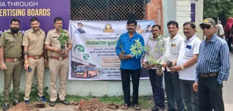 एसटीच्या ७८ व्या वर्धापनदिनानिमित्त कामठी बसस्थानक परिसरात वृक्षारोपण