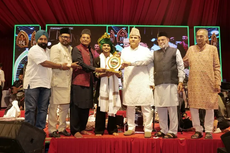 सलमान अली की रूहानी प्रस्तुति में डूबे श्रद्धालु सलमान अली की रूहानी प्रस्तुति में डूबे श्रद्धालु