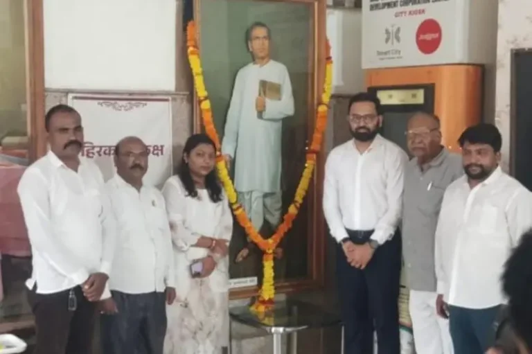लोकशाहीर साहित्यरत्न डॉ. अण्णाभाऊ साठे यांच्या ५७ व्या स्मृतिदिनानिमित्त नागपूर महापालिकेत अभिवादन