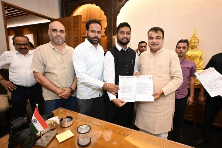 धनगौरी बाबा मंदिराच्या विकासासाठी केंद्रीयमंत्री नितीन गडकरींना निवेदन