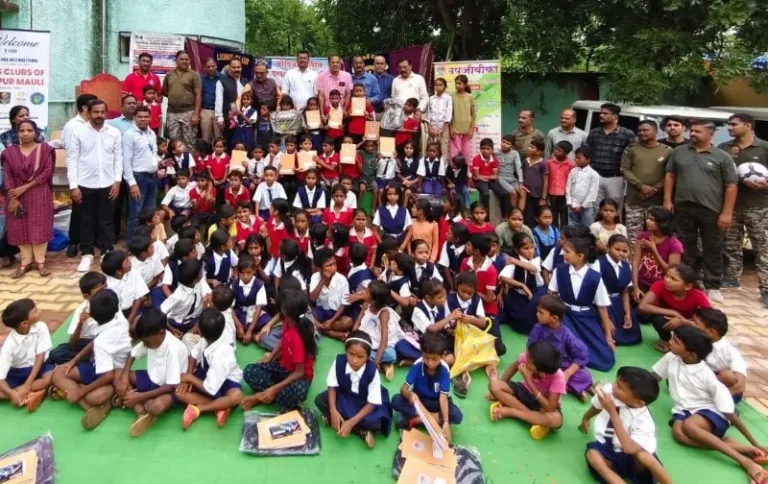 उपजीविका सामाजिक बहुउद्देशीय संस्थेतर्फे नक्षलग्रस्त भागातील विद्यार्थ्यांना शालेय साहित्याचे वाटप