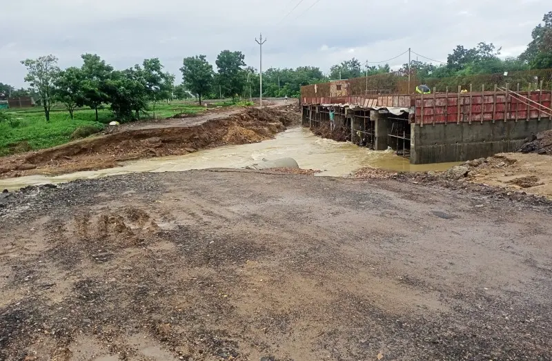 दोन दिवसाच्या सततधार पावसाने नाल्यावर नवीन पूल बांधकाम करण्याकरता बनविण्यात आलेला पर्यायीपूल वाहला दोन दिवसाच्या सततधार पावसाने नाल्यावर नवीन पूल बांधकाम करण्याकरता बनविण्यात आलेला पर्यायीपूल वाहला