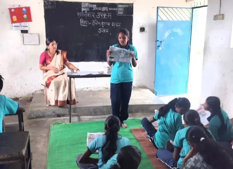 प्रणाग हायस्कूल आजनगाव येथे दप्तर मुक्त शनिवार अंतर्गत दैनिक वृत्तपत्र वाचन उपक्रम