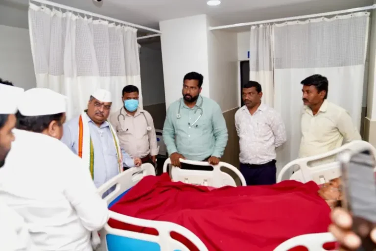 जेजुरी येथील अपघातग्रस्त वारकऱ्यांची भाजपा प्रदेशाध्यक्ष रविंद्र चव्हाण यांच्याकडून विचारपूस