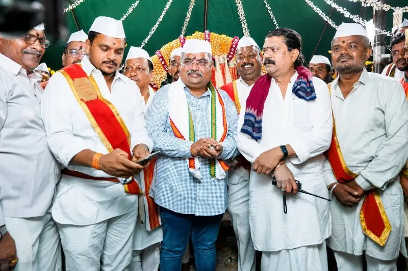 माऊलींच्या पालखी सोहळ्यात भाजपा प्रदेशाध्यक्ष रविंद्र चव्हाण यांचा वारकऱ्यांशी संवाद माऊलींच्या पालखी सोहळ्यात भाजपा प्रदेशाध्यक्ष रविंद्र चव्हाण यांचा वारकऱ्यांशी संवाद