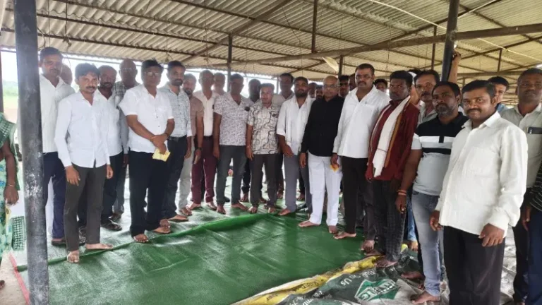 उचित मुआवजे के लिए एकजुट हुए किसान