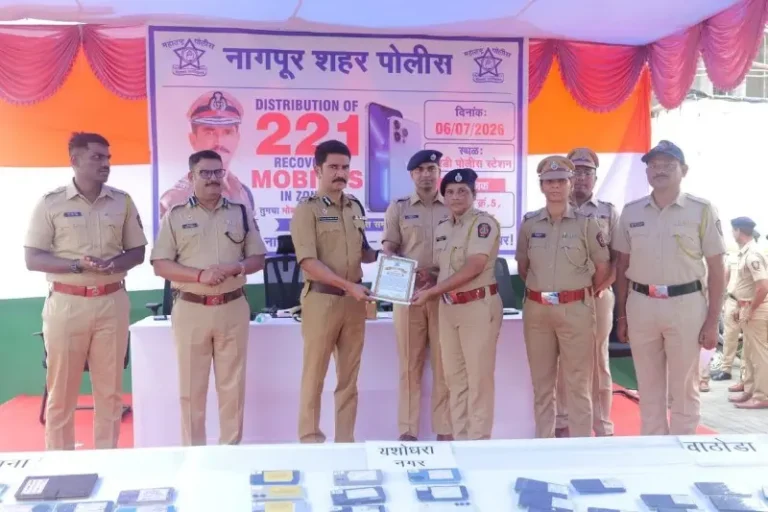 पुलिस ने 221 खोए हुए मोबाइल मालिकों को लौटाए