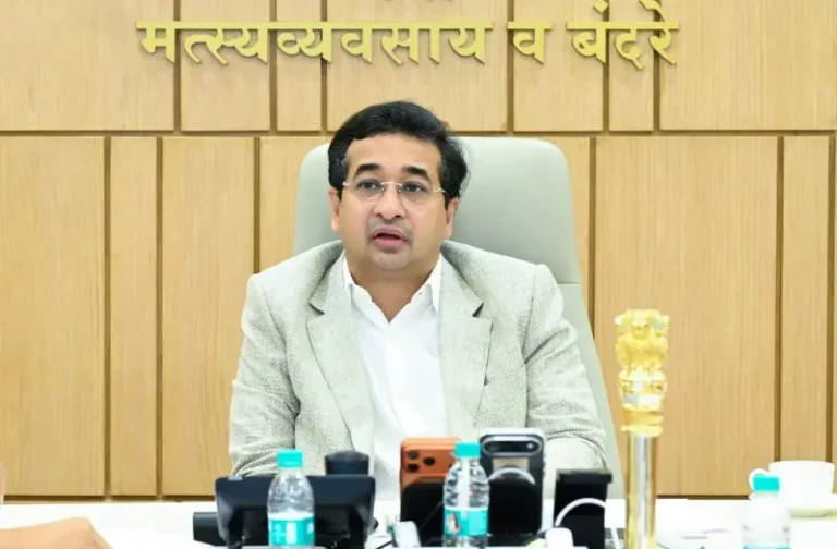 ससून डॉक येथील सामंजस्य करारानंतरच्या कार्यवाहीचा आणि मरोळ मच्छीमार मार्केट विकासकामांचा मंत्री नितेश राणे यांनी घेतला आढावा