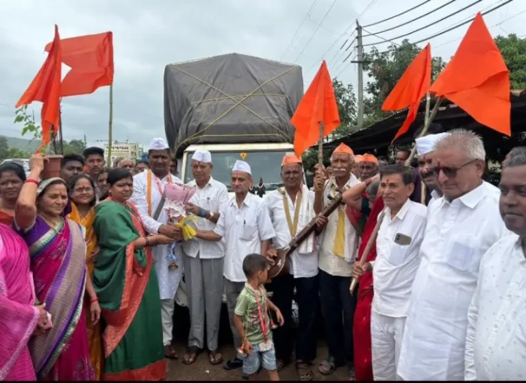 टाळ-मृदुंगाच्या गजरात वारकरी निघाले वारीला