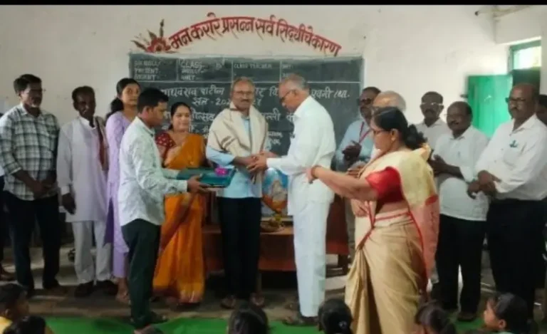 कर्तव्यनिष्ठ सेवेला मानाचा मुजरा; माधवराव पाटील डोंगरवार विद्यालयात सेवानिवृत्त मुख्याध्यापक वसंतराव गुढेवार व शिक्षक वासुदेव गेडाम यांना भावपूर्ण निरोप