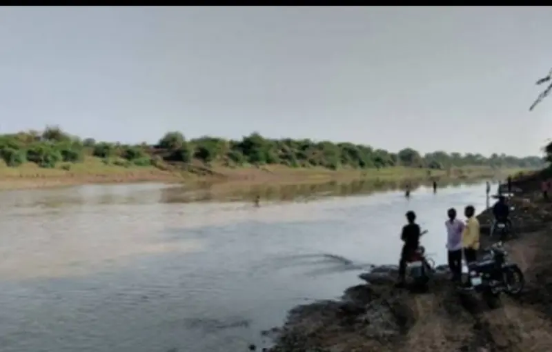 पूर्णा नदी में तैरने गए दो नाबालिग डूबे पूर्णा नदी में तैरने गए दो नाबालिग डूबे