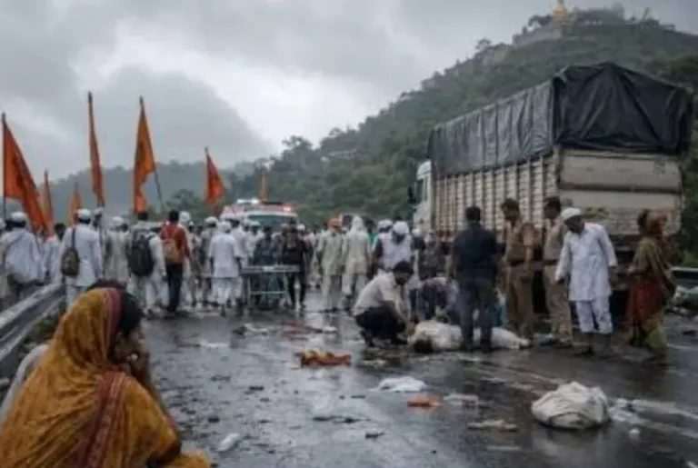 बेकाबू ट्रक ने 3 वारकरी महिलाओं की कुचला