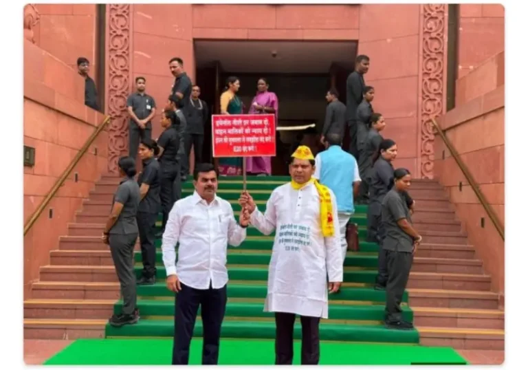 E-20 इथेनॉल धोरणाविरोधात खासदार डॉ. प्रशांत पडोळे आक्रमक; संसद परिसरात जोरदार निदर्शने