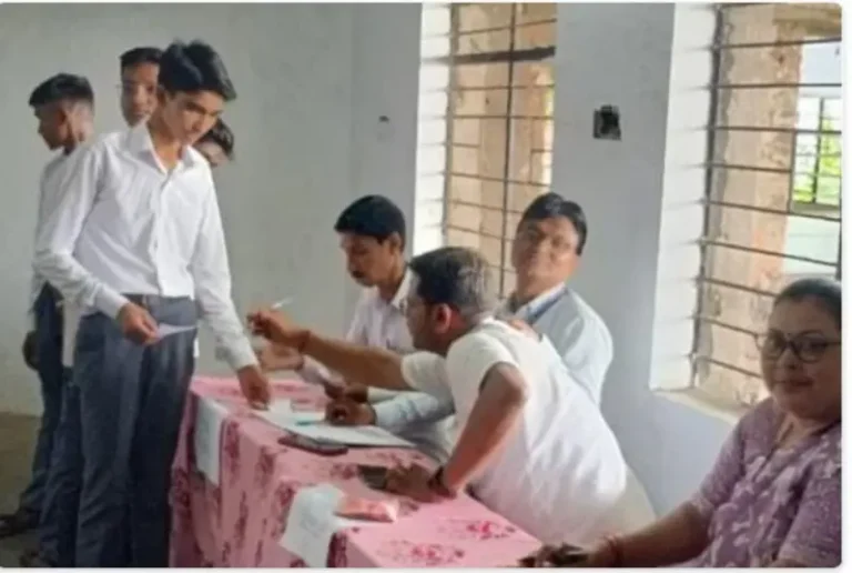लोकशाहीचे धडे: लाखनी येथील वाघाये महाविद्यालयात ‘बॅलेट पेपर’ पद्धतीने निवडणूक