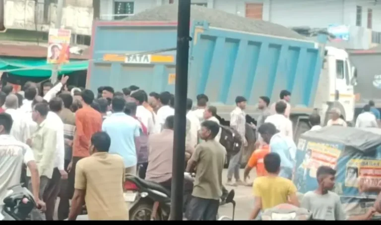 कान्होलीबाऱ्यात ग्रामस्थांचा ओव्हरलोड ट्रक अडवून”रास्ता रोको” 