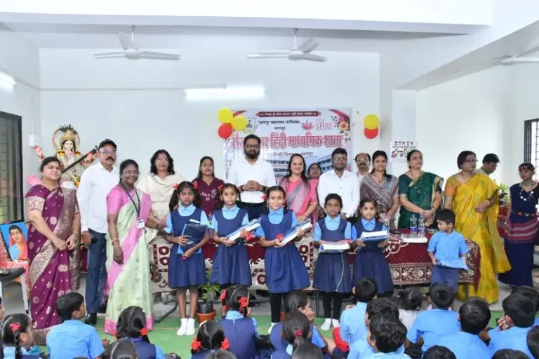 पहिल्याच दिवशी मनपा शाळेत विद्यार्थ्यांचे जंगी स्वागत