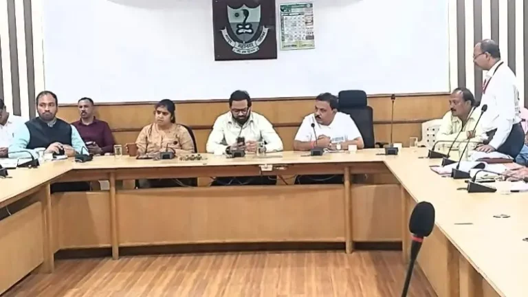 पावसाच्या पाण्याचा निचरा करण्यासाठी युद्धपातळीवर उपाययोजना करा