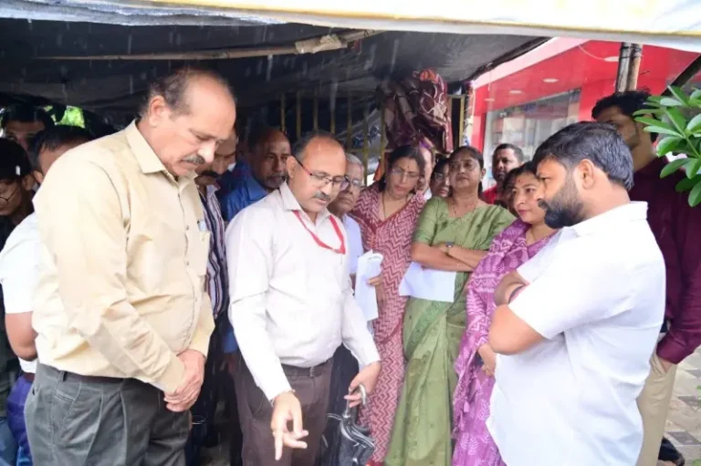 महापौर निता ठाकरे यांनी केली फ्रेंड्स कॉलनी येथील नाल्याची पाहणी