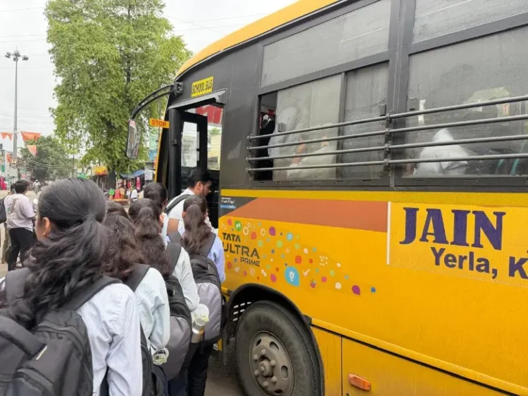 एस. बी. जैन स्कूल में मासूमों की जान के साथ खिलवाड़? ओवरलोड स्कूल बस बनी ‘चलता-फिरता खतरा’!