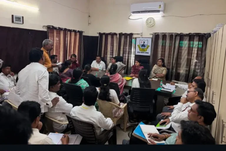खुल्या चेंबरवर झाकणे प्राधान्याने लावा