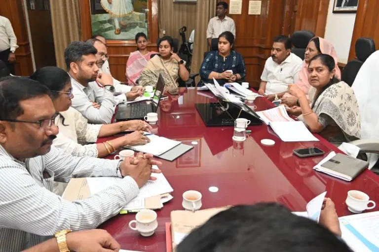 सार्वजनिक शौचालय ठिकाणी सुरक्षिततेसाठी सीसीटीव्ही लावा –  महापौर निता ठाकरे