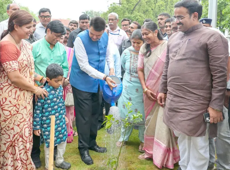 मिशन ऑरंगे सिटी रामगिरी परिसरात मुख्यमंत्री यांनी लावले संत्रावृक्ष मिशन ऑरंगे सिटी रामगिरी परिसरात मुख्यमंत्री यांनी लावले संत्रावृक्ष