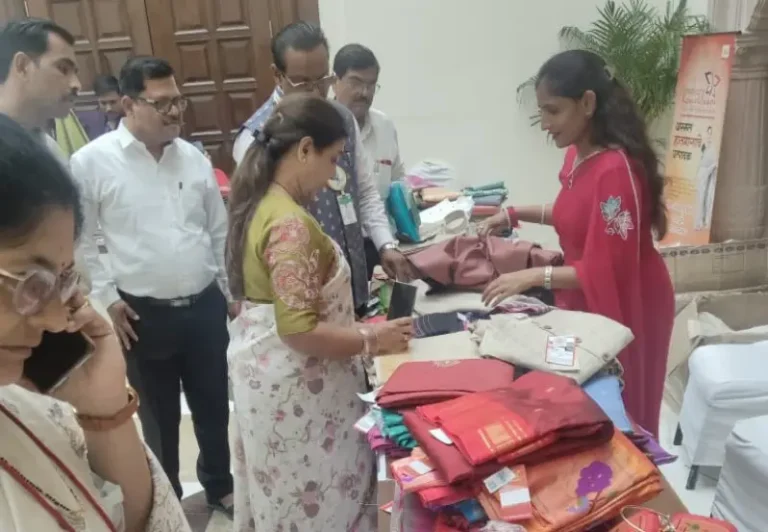 नगरविकास राज्यमंत्री माधुरी मिसाळ यांची वस्त्रोद्योग प्रदर्शनाला भेट