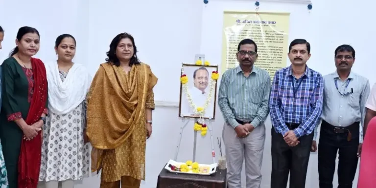 दिवंगत उपमुख्यमंत्री अजित पवार यांना विभागीय आयुक्त कार्यालयात अभिवादन