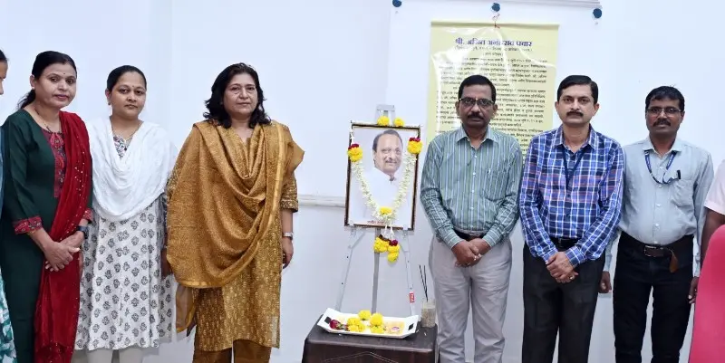 दिवंगत उपमुख्यमंत्री अजित पवार यांना विभागीय आयुक्त कार्यालयात अभिवादन दिवंगत उपमुख्यमंत्री अजित पवार यांना विभागीय आयुक्त कार्यालयात अभिवादन
