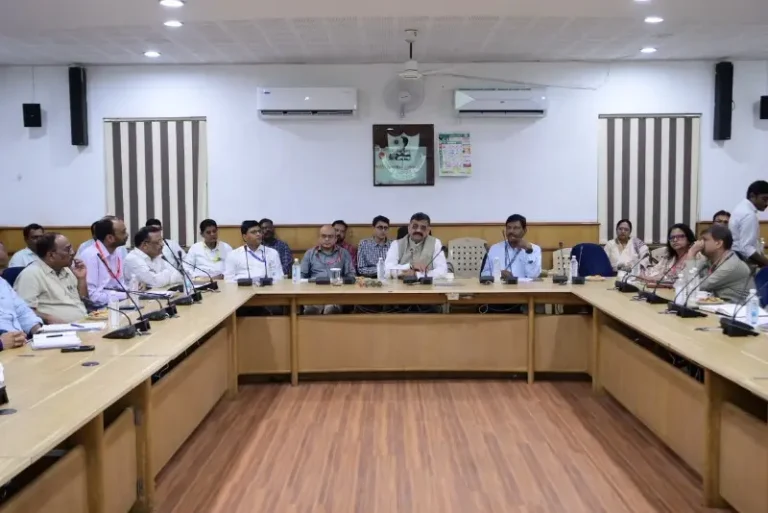 नागरिकांना सेवा तात्काळ देण्यासाठी आधुनिक तंत्रज्ञानाचा वापर करावा