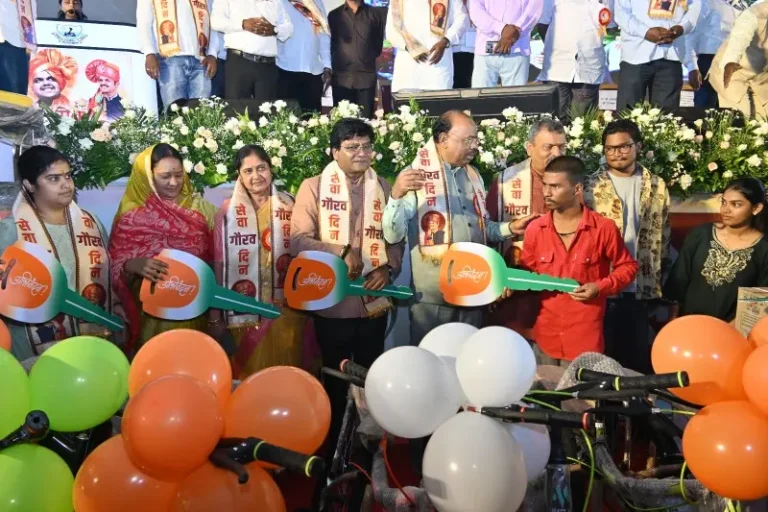 सफाई कर्मचाऱ्यांना सेवा गौरव दिनानिमित्त 6 कोटींच्या साहित्याचे वाटप