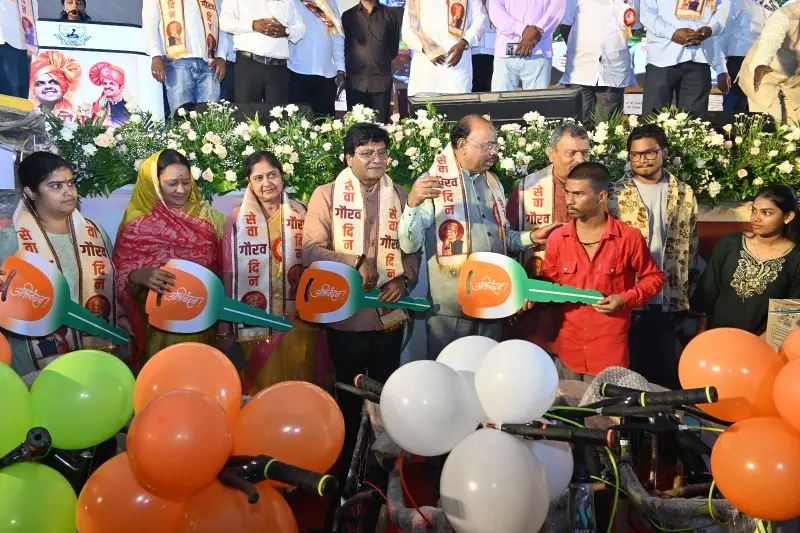 सफाई कर्मचाऱ्यांना सेवा गौरव दिनानिमित्त 6 कोटींच्या साहित्याचे वाटप सफाई कर्मचाऱ्यांना सेवा गौरव दिनानिमित्त 6 कोटींच्या साहित्याचे वाटप