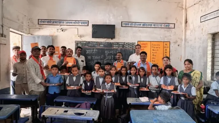उद्धव ठाकरे यांच्या वाढदिवसानिमित्त नवेगाव बांध येथे विद्यार्थ्यांना शालेय साहित्याचे वाटप