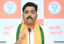 बांधावरील शेतकऱ्यांचे अश्रू पुसत देवाभाऊंनी दिला दुष्काळग्रस्तांना दिलासा