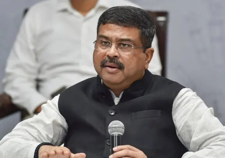 धर्मेंद्र प्रधान यांचा अखेर राजीनामा, ‘कॉकरोच’ला सरकार घाबरलं; विद्यार्थ्यांचा प्रचंड विजय!