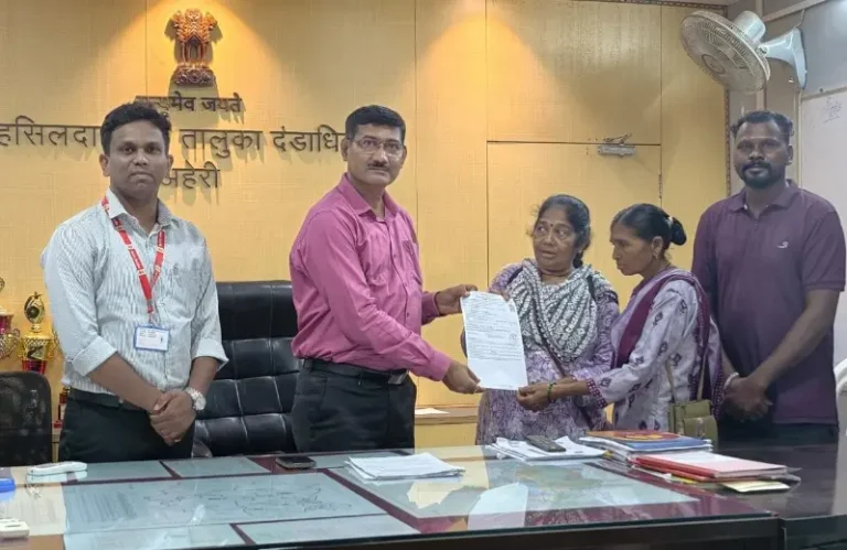 आत्मसमर्पित नक्षलवाद्यांच्या पुनर्वसनाला बळ; तारक्का व मदनी तोरेम यांना शिधापत्रिका कल्याणकारी योजनांचा लाभ मिळण्याचा मार्ग मोकळा
