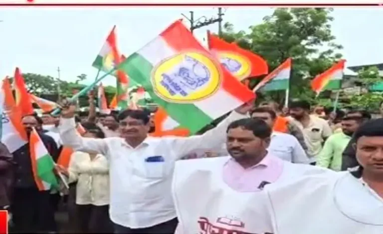 NEET-TET पेपरफुटीच्या निषेधार्थ मोहाडी तहसीलवर धडक; संविधानाची प्रत हातात घेऊन सरकारचा एल्गार!