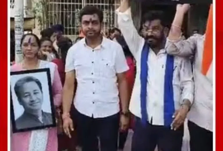 धर्मेंद्र प्रधानांचा राजीनामा: भंडाऱ्यात ‘जल्लोष-ए-आझादी’; त्रिमूर्ती चौकात गुलाल आणि पेढ्यांची उधळण!