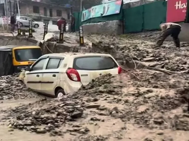 हिमाचल में लैंडस्लाइड, गाड़ियां मलबे में दबीं