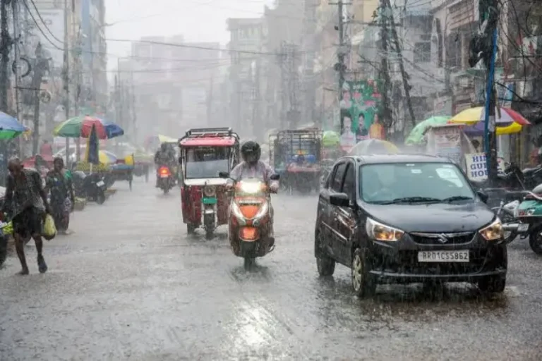 मूसलाधार बारिश के कारण जनजीवन अस्त-व्यस्त