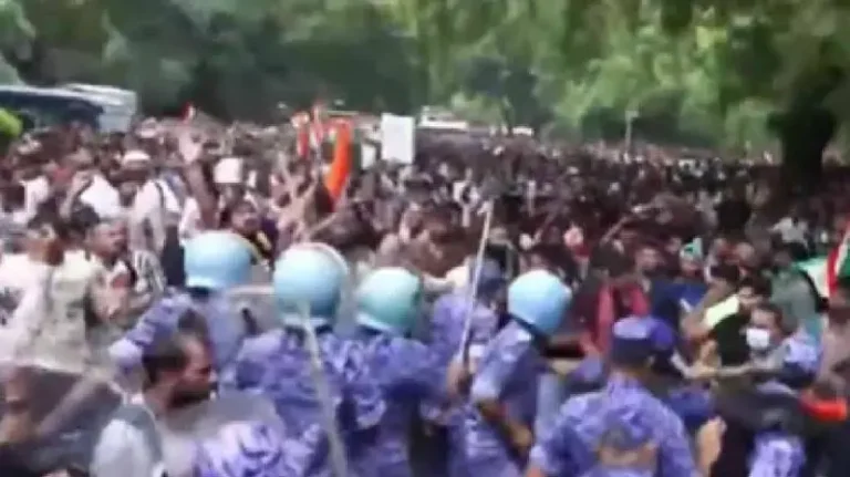 विद्यार्थ्यांच्या मोर्चावर लाठीमार, जंतरमंतरवरचं आंदोलन पेटलं, मेट्रो स्टेशन बंद, इंटरनेट जॅम