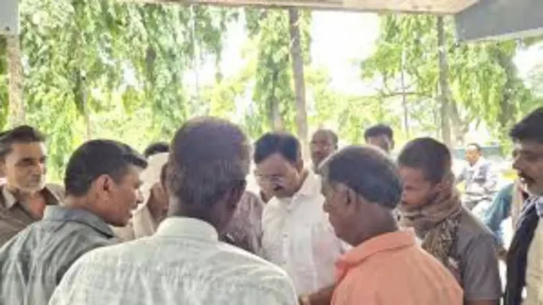 गणेशपूर रेल्वे क्रॉसिंगच्या मागणीसाठी खासदारांना निवेदन दवडीपार बेला येथील ट्रान्सफॉर्मर स्थलांतरित करण्याची जिल्हा परिषद सदस्य यशवंत सोनकुसरे यांची मागणी