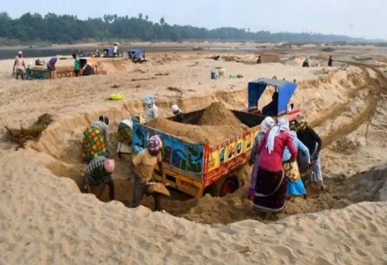 भंडारा जिल्ह्यात ७१ कोटींचा ‘रेती घोटाळा’; जिल्हाधिकाऱ्यांसह बड्या अधिकाऱ्यांच्या निलंबनाची मागणी