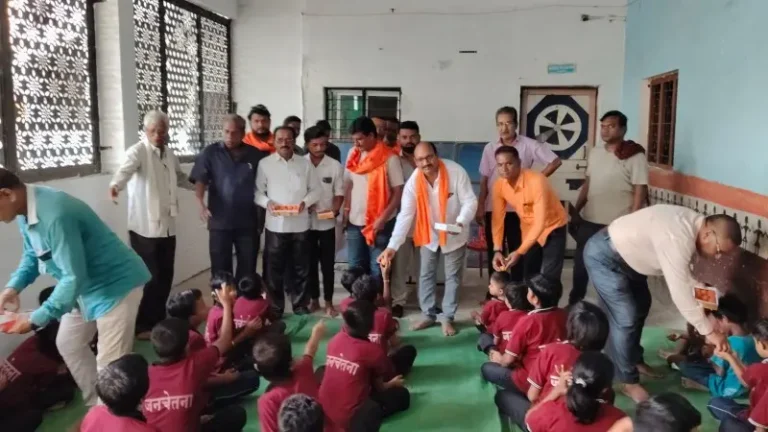 उद्धव ठाकरे यांचा वाढदिवस सेवा उपक्रम व वृक्षारोपणाने साजरा